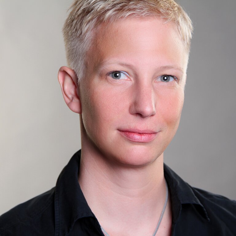 Frau mit kurzen blonden Haaren lächelt in die Kamera.  | © Privat