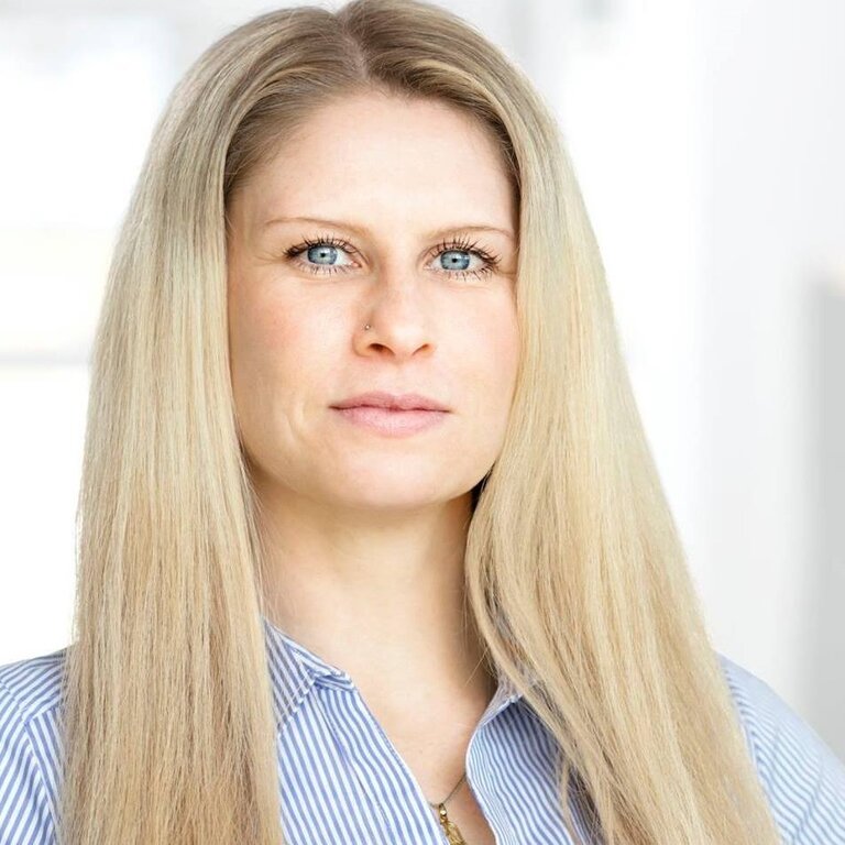 Eine blonde Frau im Vordergrund, die in die Kamera lächelt. Carolin John ist Redakteurin bei BILD der FRAU. Alles rund um Menschen, Reisen und hilfreiche Tipps. | © privat