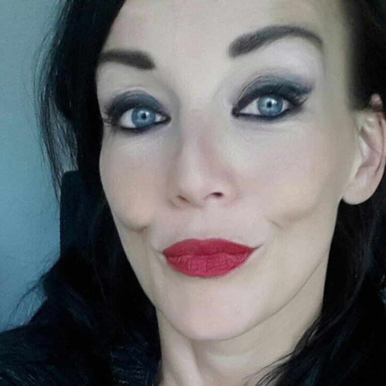 Frau mit dunklen Haaren und rotem Lippenstift.  | © privat