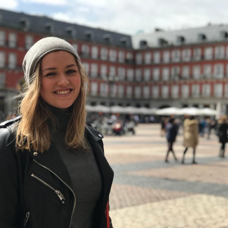 Junge Frau mit einem strahlenden Lächeln in einer historischen Kulisse. | © privat