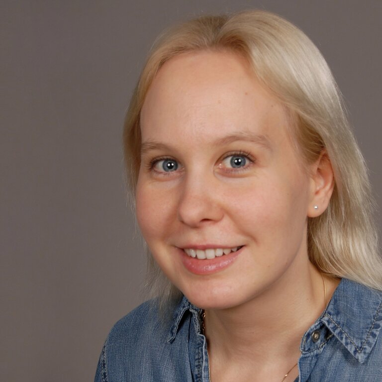 Eine blonde Frau lächelt in die Kamera.  | © privat