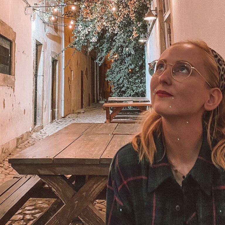 Blonde Frau mit Brille in einer mediterranen Umgebung.  | © privat
