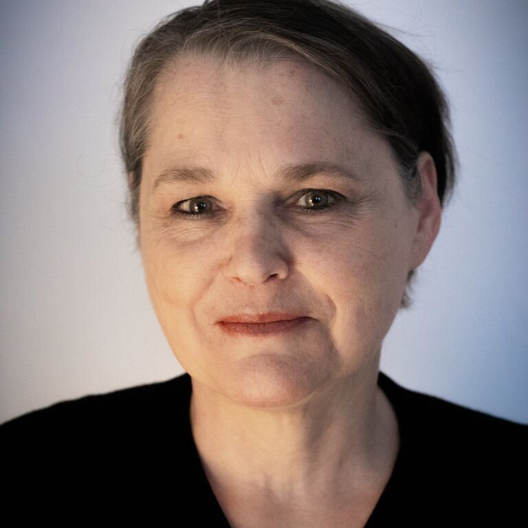 Das Portrait einer Frau mit glatten, dunklen Haaren und einem leichten Lächeln  blickt in die Kamera. | © Privatarchiv Edda Costantini