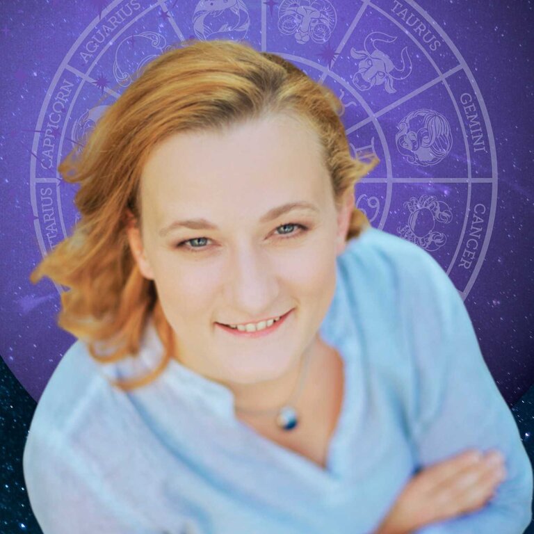Auf dem Bild ist eine Frau mit rot-blonden Haaren zu sehen. Sie trägt eine hellblaue Bluse und eine silberne Kette mit einem blauen Stein. Sie schaut von unten nach oben. Hinter ihr ist der Planet Neptun zu sehen und der Tierkreis mit den 12 astrologischen Symbolen der Tierkreiszeichen. | © pixabay/ Nikiko, NASA CCO Images/ NASA, GeoImages, zzzeus und Stephanie Herbst [M]