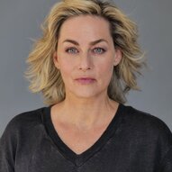 Speakerin Gesine-Cukrowski im Porträt vor neutralem Hintergrund. | © MKnickriem