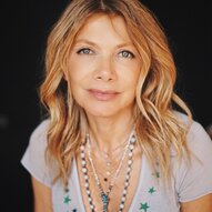 Speakerin Ursula Karvek im Porträt vor neutralem Hintergrund | © Björn Kommerell