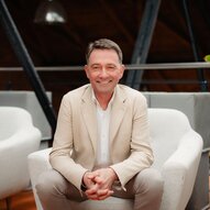 Speaker Volker Baisch auf einem Sofa sitzend | © Volker Baisch