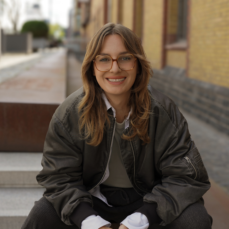 Die Speakerin Leni Bolt sitzt auf einer Treppe. | © Sophia Baatz