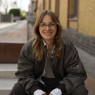 Die Speakerin Leni Bolt sitzt auf einer Treppe. | © Sophia Baatz