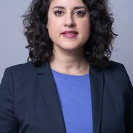 Speakerin Homaira Mansury vor einem grauen Hintergrund | © Nadja Hussein