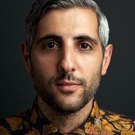 Michel Abdollahi im Porträt vor neutralem Hintergrund. | © Max Baier & Arian Henning 