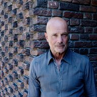 Schauspieler Christian Berkel im Porträt vor einer Hauswand | © Gerald von Foris