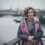 Kateryna Rumyantseva im Porträt vor einem Kanal | © Florian Quandt