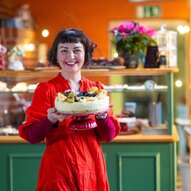 Doreen Bergmann im Porträt mit einer Torte in der Hand | © privat