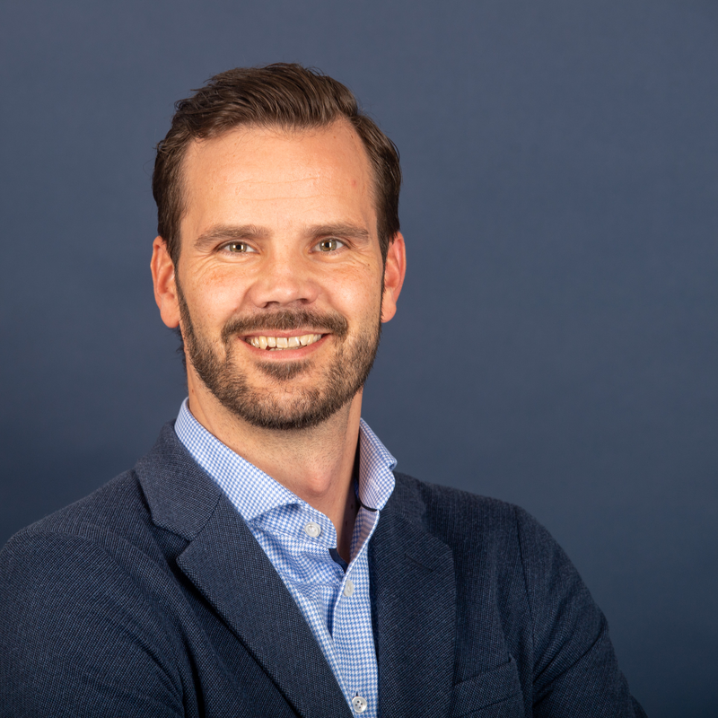 Jan Hollitzer im Porträt vor grauem Hintergrund | © Sascha Fromm