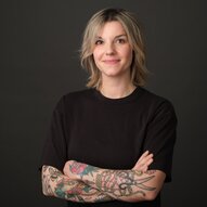 Stephanie Schuricht im Porträt vor grauem Hintergrund | © OLAF BLECKER