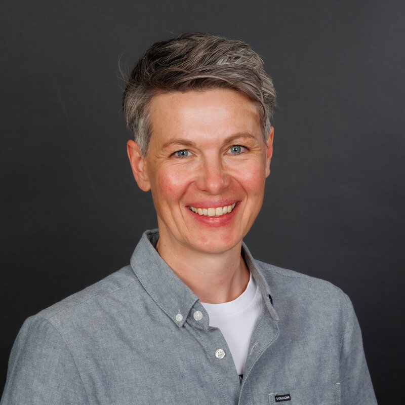 Annika Vollmer im Porträt vor grauem Hintergrund | © Funke Fotoservice