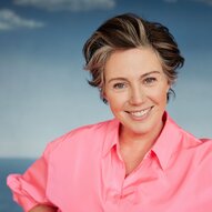 Ildikó von Ürthy im Porträt vor blauem Hintergrund | © Sonja Tobias