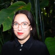 Ronya Othmann im Porträt vor Pflanzen. | © Tim Fedke 