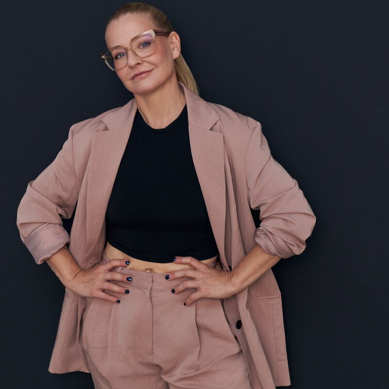 Franziska Hohmann vor einem dunkelbraunen Hintergrund | © Victoria Kaempfe