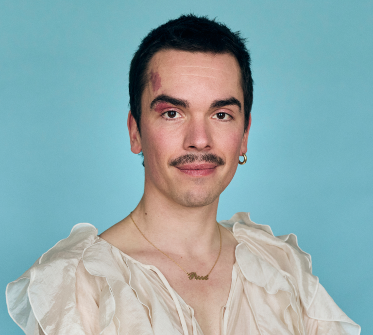 Porträt von Ole Liebl vor blauem Hintergrund | © Marcus Höhn