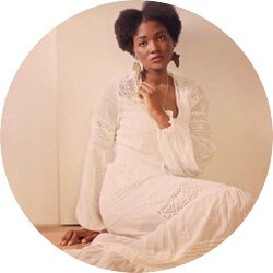 Sanata Doumbia-Milkereit sitzend im weißen Kleid  | © Claus Bergmann