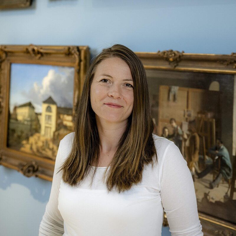 Kathrin Dubois vom Kunstpalast Düsseldorf steht vor einem Gemälde | © Andreas Endermann