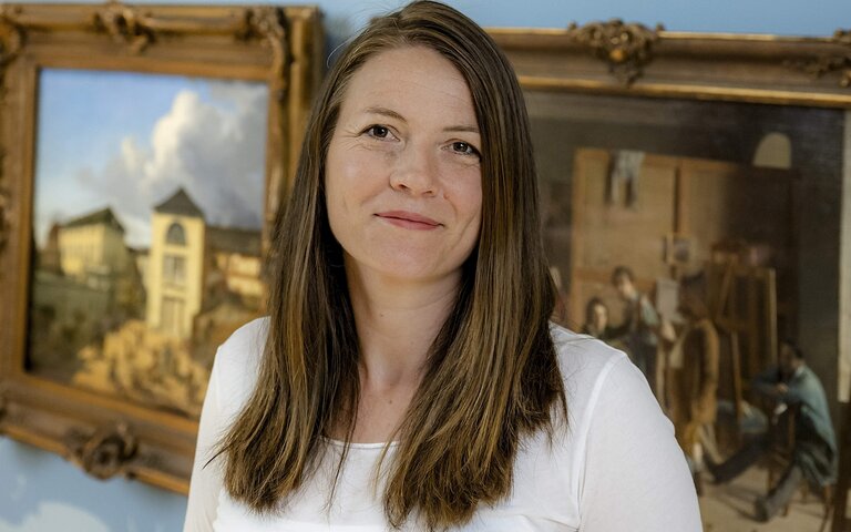 Kathrin Dubois vom Kunstpalast Düsseldorf steht vor einem Gemälde | © Andreas Endermann