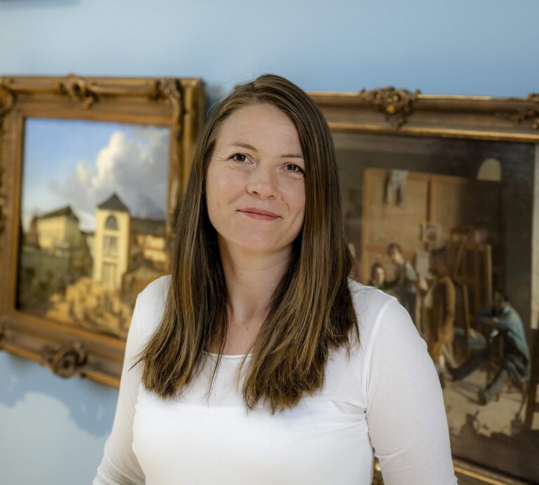 Kathrin Dubois vom Kunstpalast Düsseldorf steht vor einem Gemälde | © Andreas Endermann