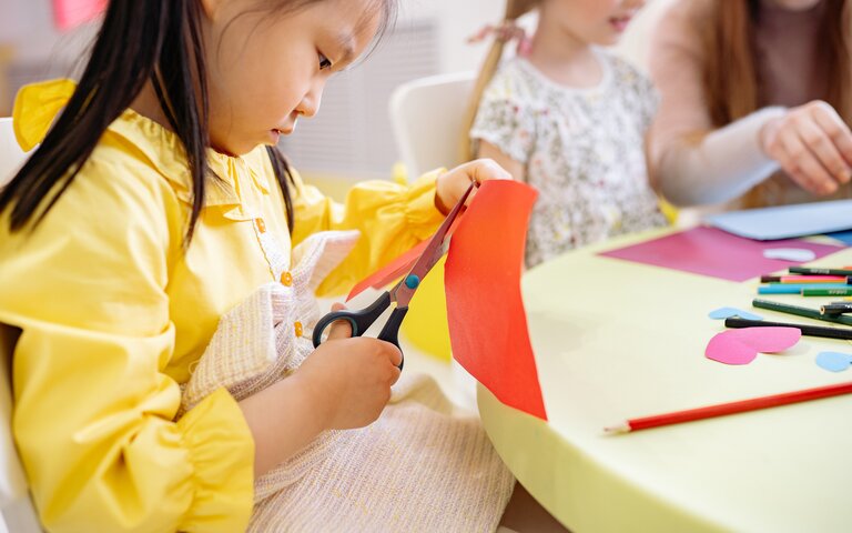 Kinder malen und basteln beim FFF DAY 2024.  | © Pexels | Yan Krakau: Kinder malen und basteln - Kinderbetreuung auf dem FFF DAY im bcc Berlin. 