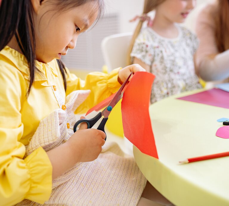 Kinder malen und basteln beim FFF DAY 2024.  | © Pexels | Yan Krakau: Kinder malen und basteln - Kinderbetreuung auf dem FFF DAY im bcc Berlin. 
