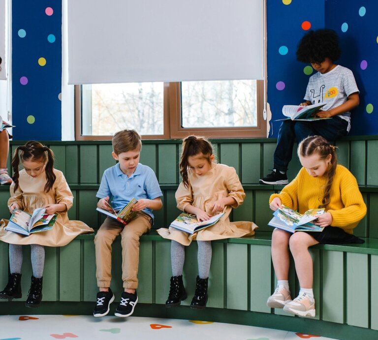 Das Bild zeigt Kinder, die in verschiedenen Büchern lesen.  | © Pexels | Anastasia Shuraeva