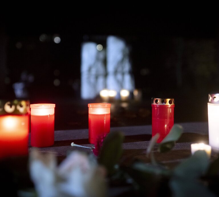 Mahnmal Levetzowstrasse Berlin, Kerzen und Blumen | © Gedenken 9. November 1938, Mahnmal Levetzowstrasse Berlin, ©IMAGO / IPON