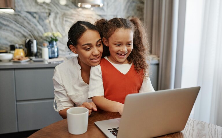 Frau und Kind sitzen vor dem Computer.  | © Pexels | Lily Tiger