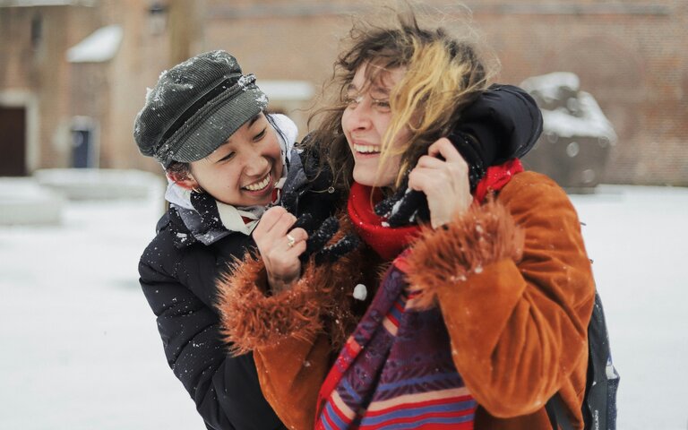 Zwei Frauen im Schnee, zwei Freundinnen beschenken sich mit Zeit.  | © Maxim Hopman | Unsplash 