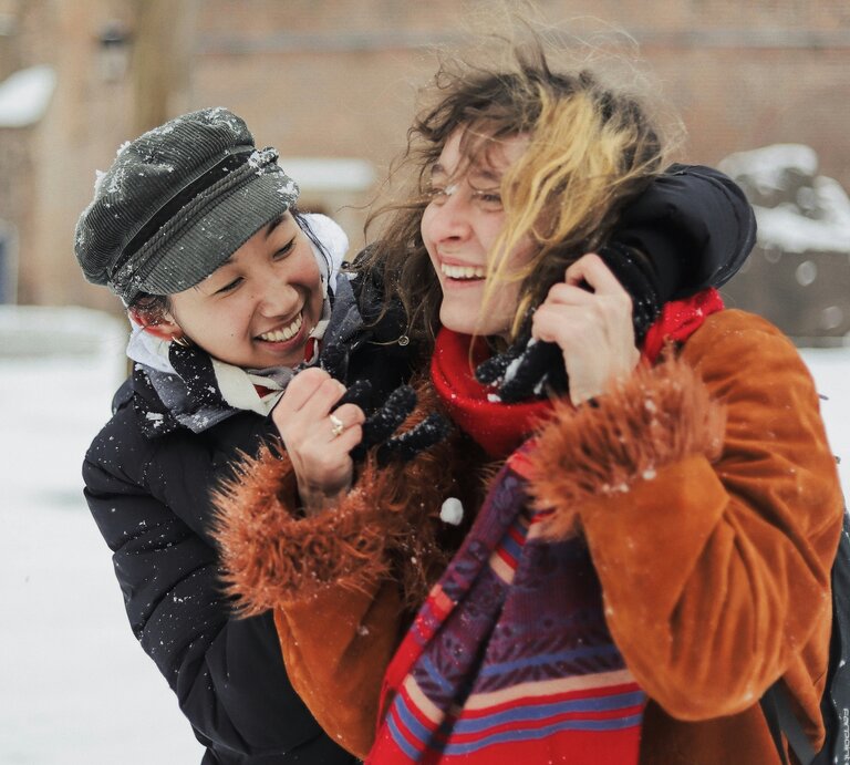 Zwei Frauen im Schnee, zwei Freundinnen beschenken sich mit Zeit.  | © Maxim Hopman | Unsplash 