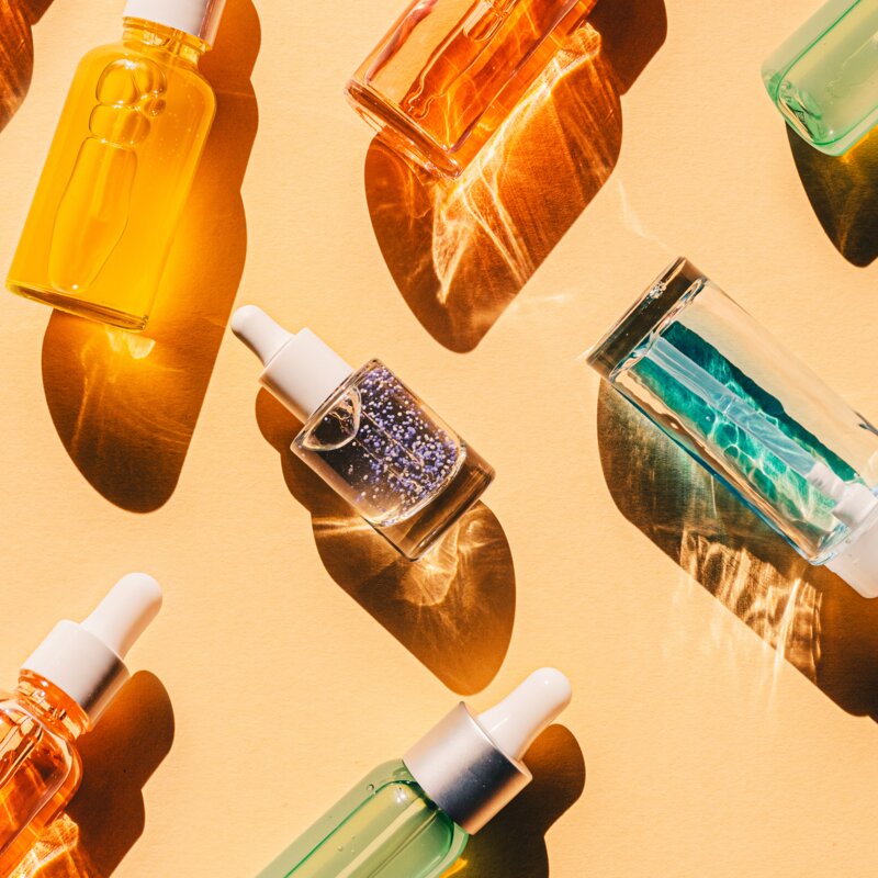 Flaschen mit Gesichtsseren auf gelbem Hintergrund | © Getty Images|Olena Malik