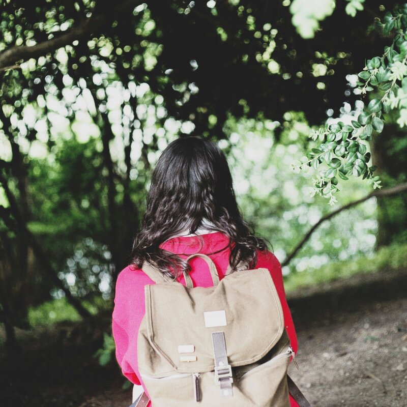 Schulkind mit Rucksack, pinke Jacke, Blick von Kamera weggerichtet.  | © Florencia Viadana | Unsplash 