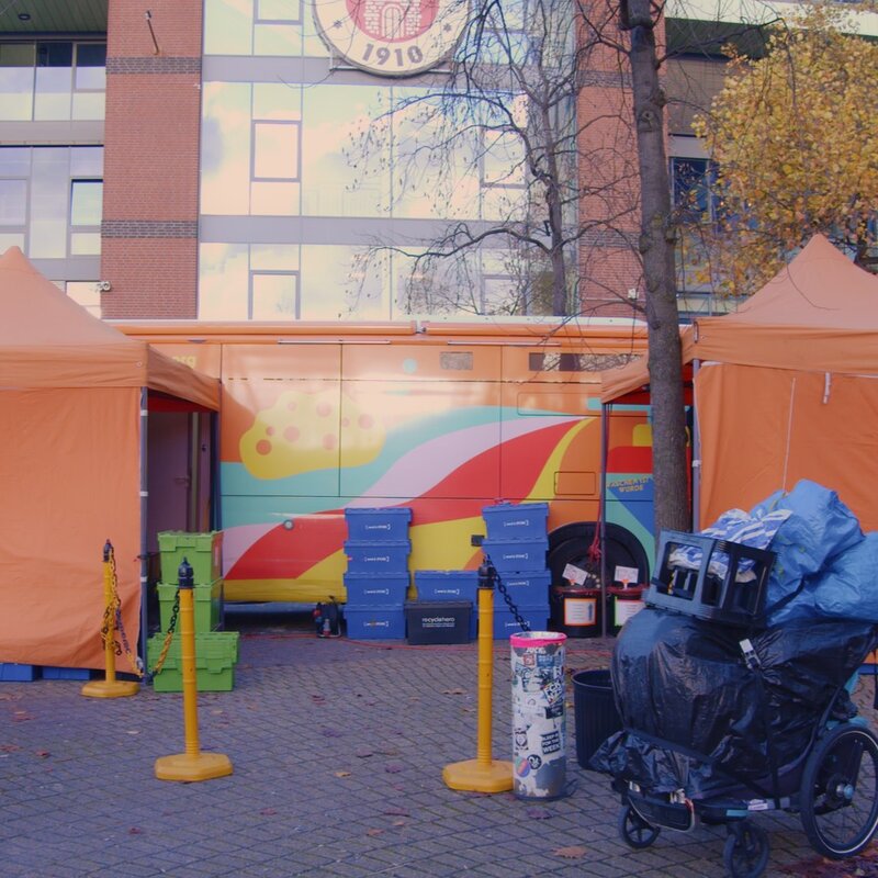 Der GoBanyo Duschbus mit zwei Pavillons vor beiden Türen.  | © Der GoBanyo Bus kurz nach Betriebsschluss vor dem Millerntorstadion | Bild: Fabia Suhl