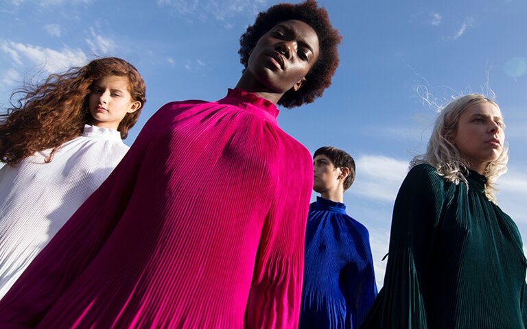 Foto von vier weiblich gelesenen Personen vor einem strahlend blauen Himmel. Die Frauen wurden von unten fotografiert und schauen entschlossen von oben herab in die Kamera.  | © Úrsula Madariaga | Pexels