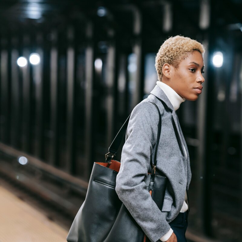 Frau an einem Bahnsteig nachts.  | © Ono Kosuki | Pexels