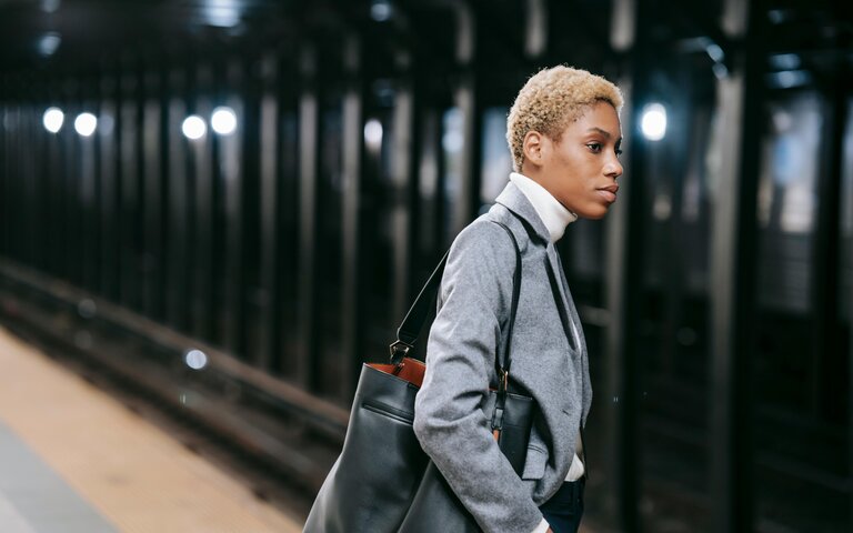 Frau an einem Bahnsteig nachts.  | © Ono Kosuki | Pexels