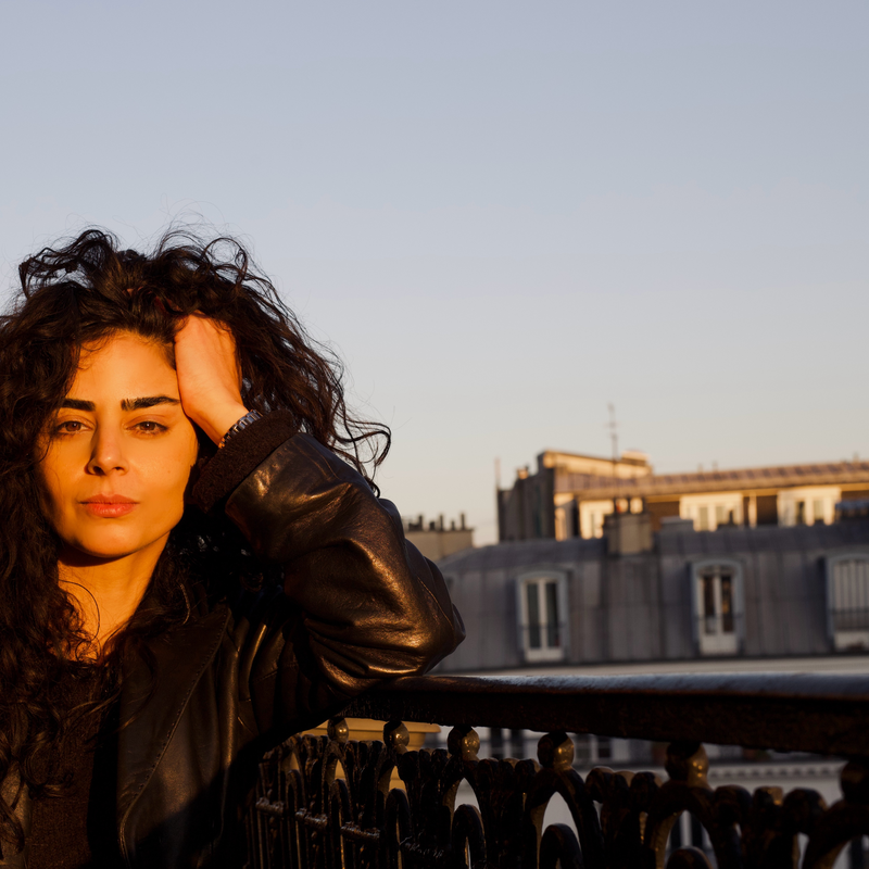 Porträt der Psychotherapeutin und Autorin Dr. Nady Mirian. | © Simone Wicker | Nady Mirian befasst sich in ihrer Arbeit intensiv mit Leid und Resilienz.