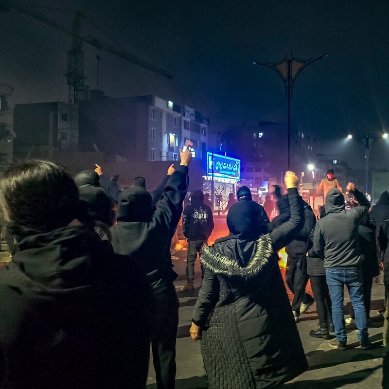 Foto von Menschen, die in Teheran gegen das iranische Regime protestieren. | ©  Sepid, Getty Images | Protestierende auf Teherans Straßen. 