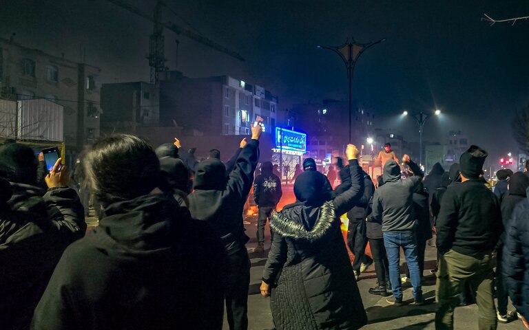 Foto von Menschen, die in Teheran gegen das iranische Regime protestieren. | ©  Sepid, Getty Images | Protestierende auf Teherans Straßen. 