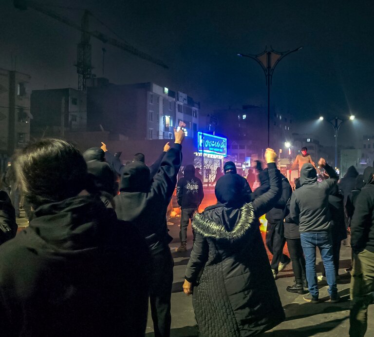 Foto von Menschen, die in Teheran gegen das iranische Regime protestieren. | ©  Sepid, Getty Images | Protestierende auf Teherans Straßen. 