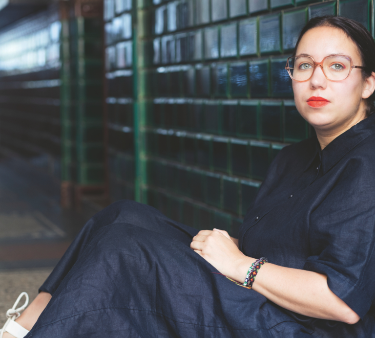 Porträt der Autorin und Journalistin Ronya Othmann | © Paula Winkler | Ronya Othmann blickt mit Sorge auf die Lage in Syrien.