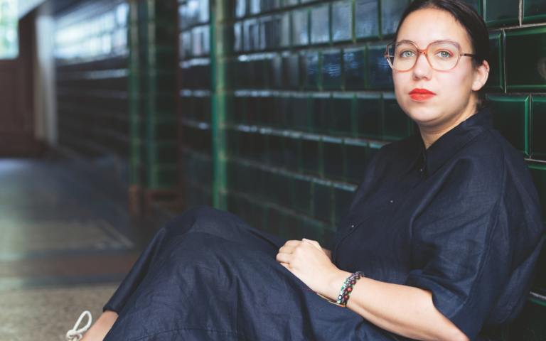 Porträt der Autorin und Journalistin Ronya Othmann | © Paula Winkler | Ronya Othmann blickt mit Sorge auf die Lage in Syrien.