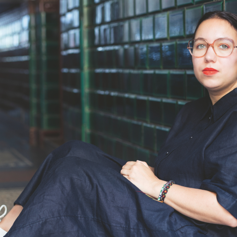 Porträt der Autorin und Journalistin Ronya Othmann | © Paula Winkler | Ronya Othmann blickt mit Sorge auf die Lage in Syrien.