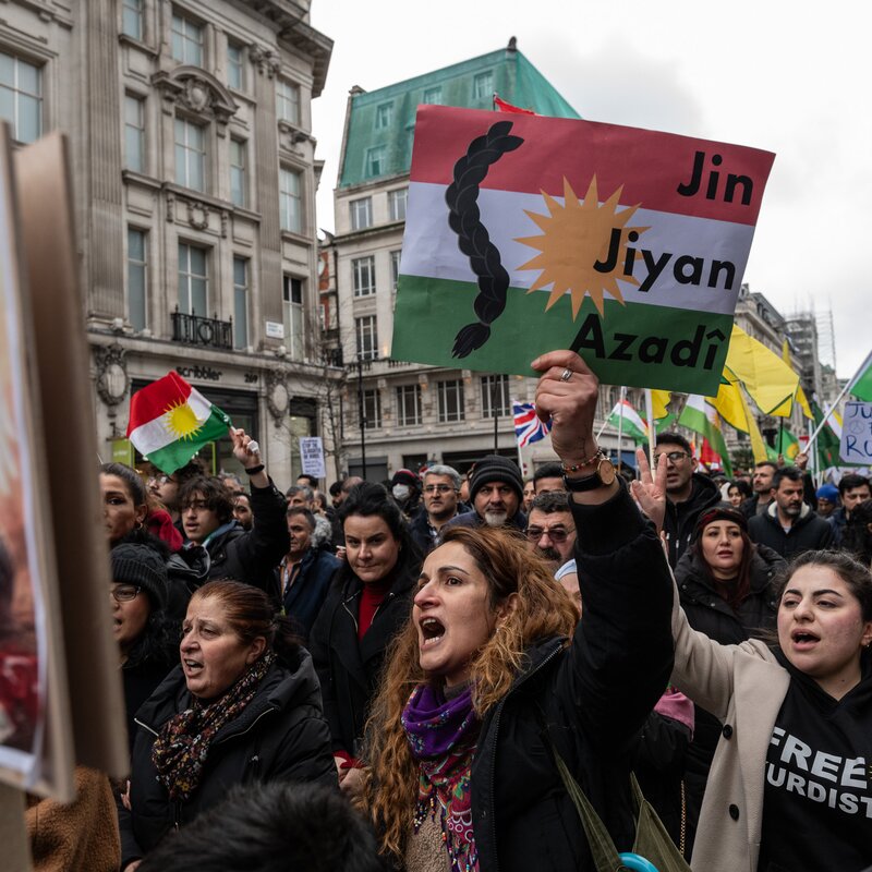 London: Demonstration in Solidarität mit den Menschen in Rojava, zu sehen ist die kurdische Flagge und der Slogan: Jin Jyan Azadi | © Guy Smallmann, Getty Images |London: Demonstration in Solidarität mit den Menschen in Rojava. 